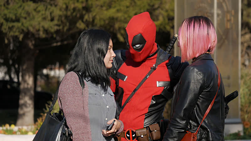 Дэдпул уломал девушек на тройничок