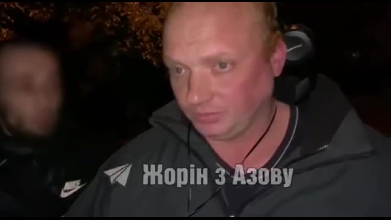 В киеве боевые хохлы националисты поймали русского и на видео заставили извиняться за его позицию, попутно унижая человека