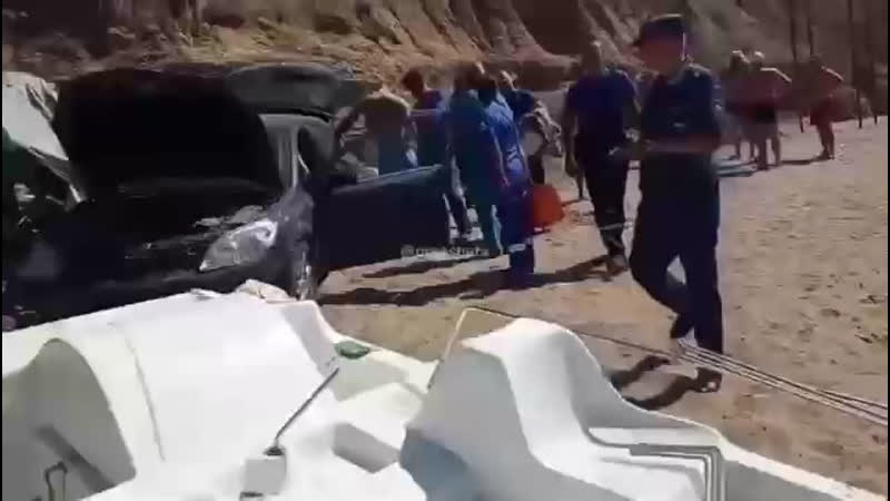 В крыму автомобиль слетел с обрыва и упал на палатку массажиста
