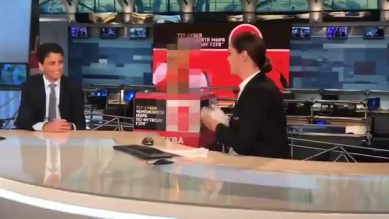 Ведущей «первого канала» не дали потрогать кубок мира