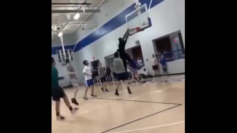 Зайон мощным данком пошатнул конструкцию щита