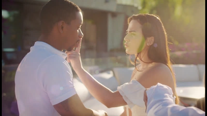 Милашка с большим бамперов скачет на жезле шоколадного, во время отпуска с мужем)