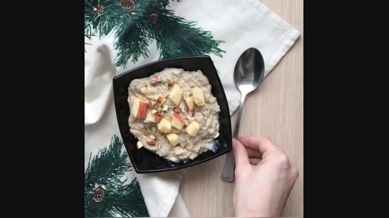 Овсянка с яблоком и миндалем