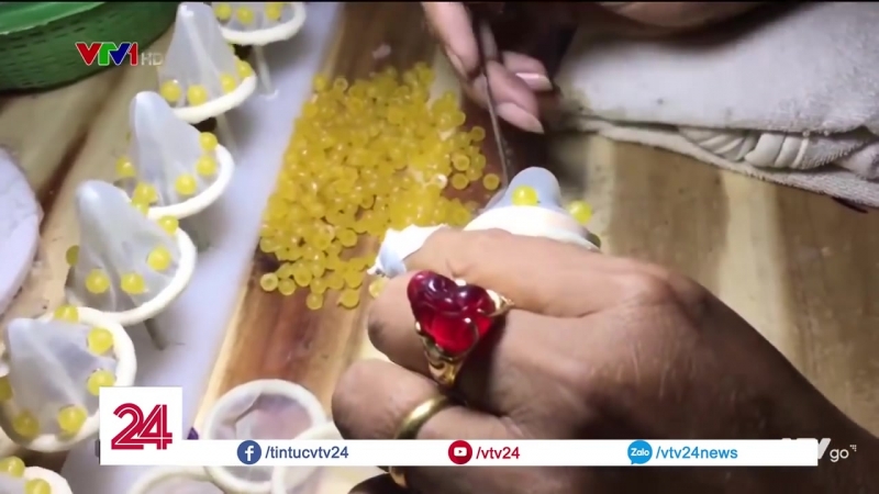 Bên trong cơ sở sản xuất bao cao su giả bằng tay vtv24