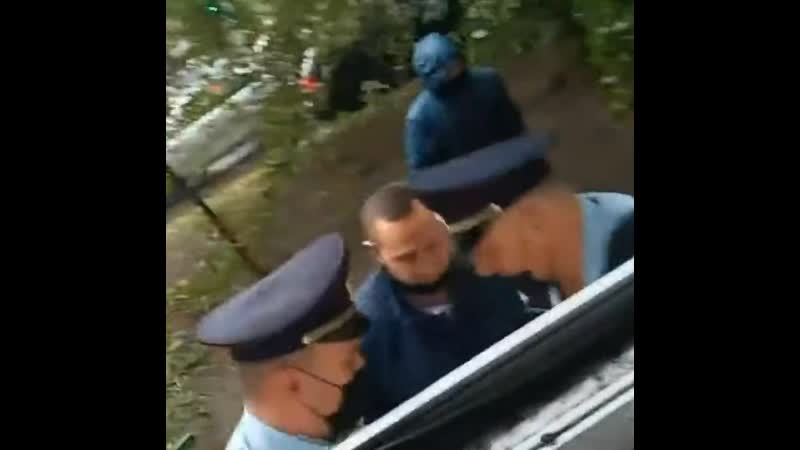 Ютуберы стримеры залили перцем прохожую и за это были схвачены