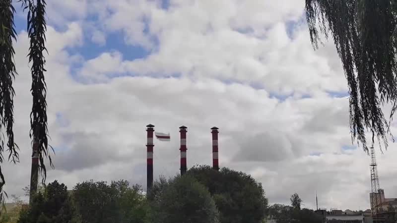 Над адным з менскіх раёнаў трэці дзень лунае вялізны бел чырвона белы сцяг