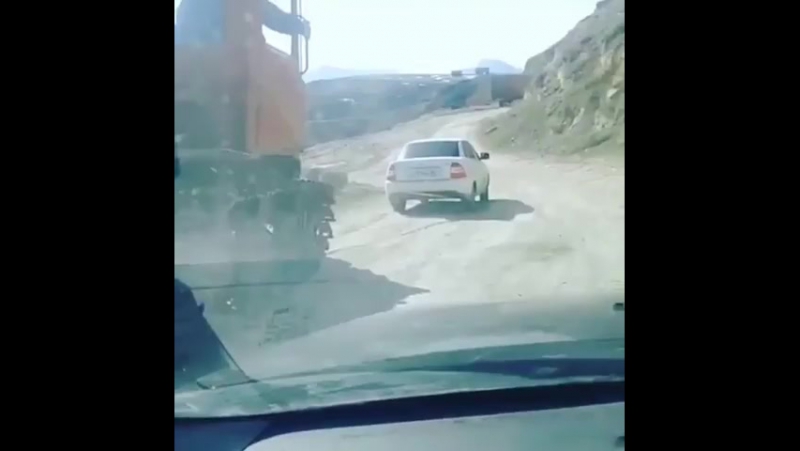 Приора тащит трактор, могет умеет (огого видео)