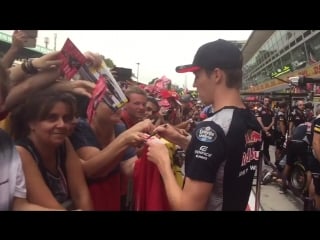 More and more pics + autographs from @kvyatofficial 📷 aaaaand pitstop practice