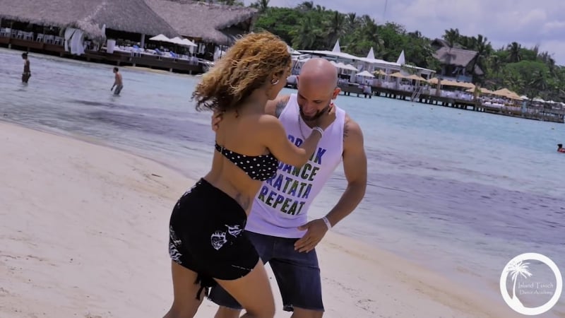 Besos a escondidas ataca y alemana