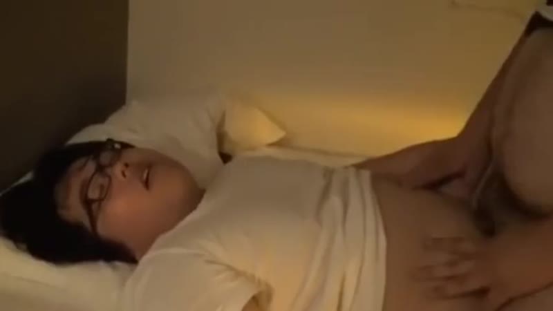 Đè anh ra nhún