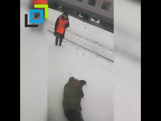 Видео +18 поезд переехал мужчину