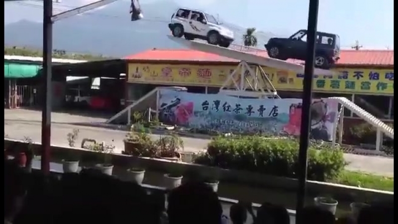 Опасные автомобильные качели в китае