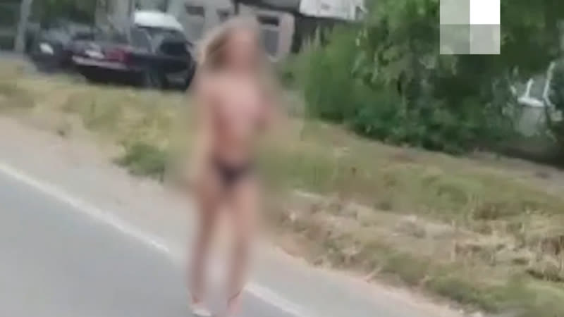 Голая блондинка два часа сбивала водителей с пути истинного