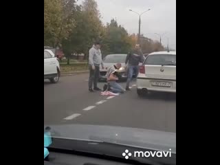 Драка в чижое автомобилист на " бмв " набросился на парня с флагом, а после уехал