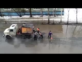 Архангельские дорожные рабочие смешивают асфальт с водой из лужи