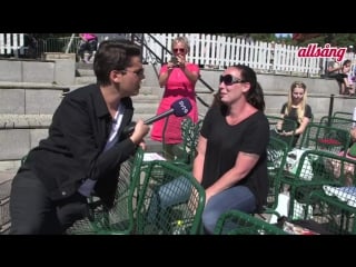 Oscar zia talks with his fans (allsång på skansen )