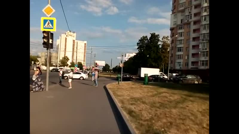 Москва 440 коровинское шоссе маленькие мини скверы вдоль дороги вход в метро селигерская летом днем