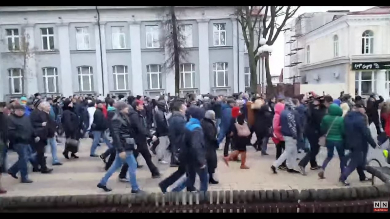 Сотні маладзечанцаў скандуюць «жыве беларусь»