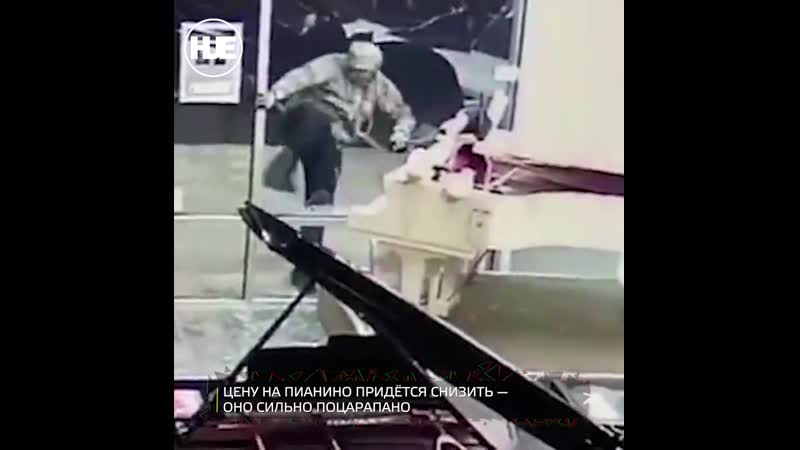 В калифорнии мужчина разнёс витрину магазина, украл героя своего детства