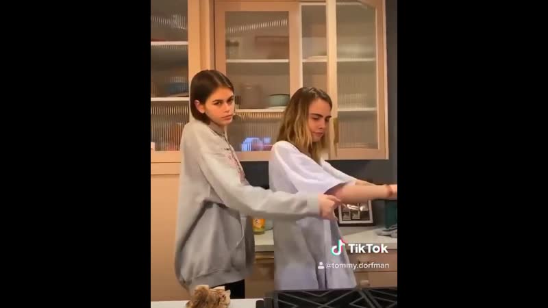 Кайя гербер и кара делевинь записывают tiktok