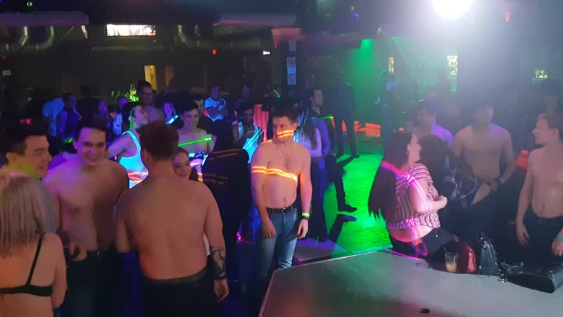 Первый зимний конкурс в 4 утра на одевание раздевание)))