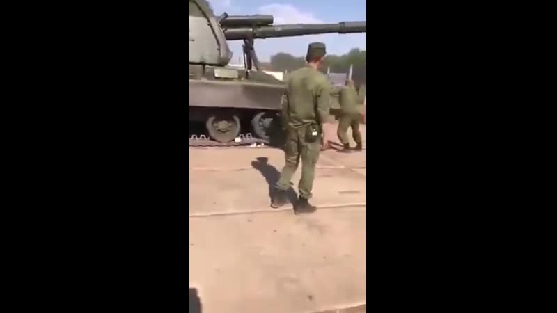 На базе российской армии сау без водителя вдруг начала движение и попытались "сбежать" из части