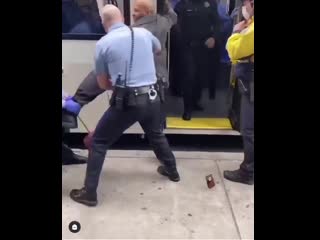 Негра отпиздили за то, что не надел маску