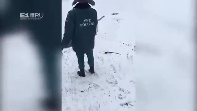 Группа сотрудников мчс екатеринбурге косит траву под снегом, перед приездом начальства