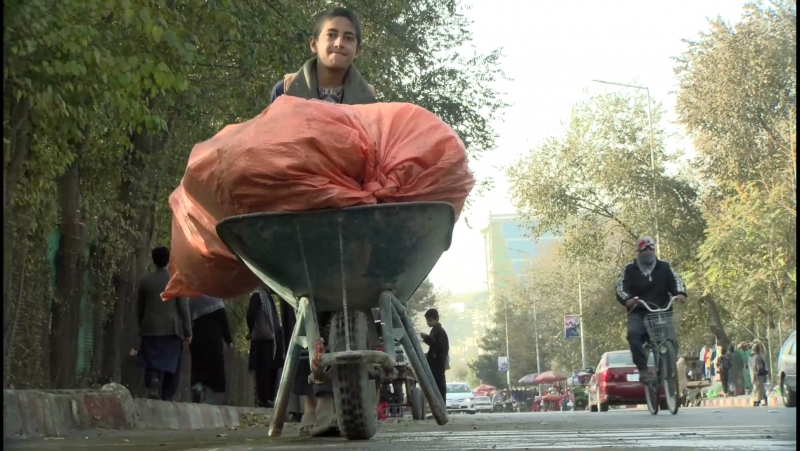 Афганский мальчик работает, чтобы дать образование сестрам