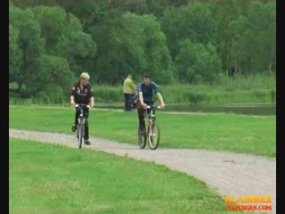 Radtour pause im park два велосипедиста