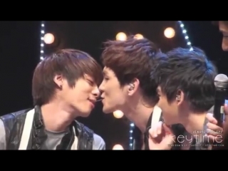 101122 shinee jongkey share pepero @ thailand 1st fan party