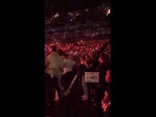Millie bobby brown and harry styles dancing at ariana's grande concert / 18 08 2019
