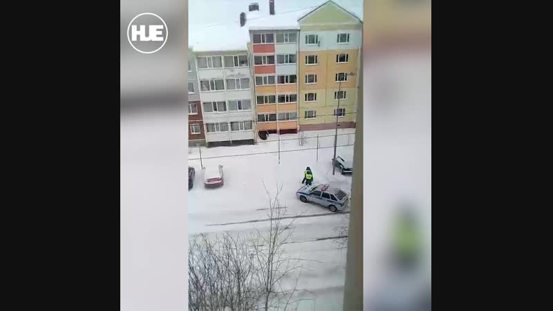 В нягани полицейские сбили женщину, и пытались усадить ее в машину