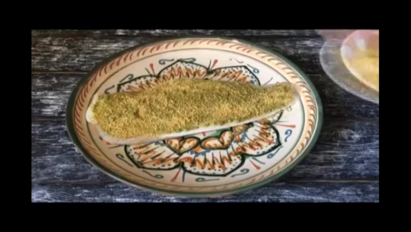 Белая рыба под соусом песто и в панировочных сухарях