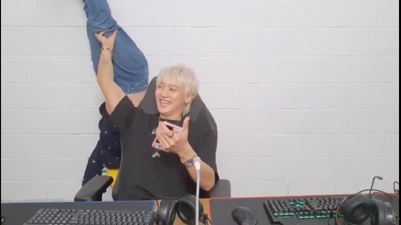 Великолепное видео, как сехун стоит вверх ногами и смеется как чайка