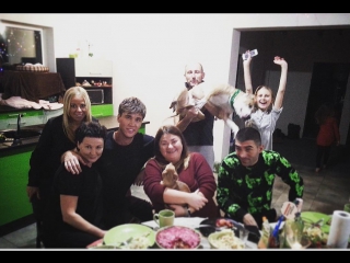 В раздевалке жеребец обнажил крутой конец