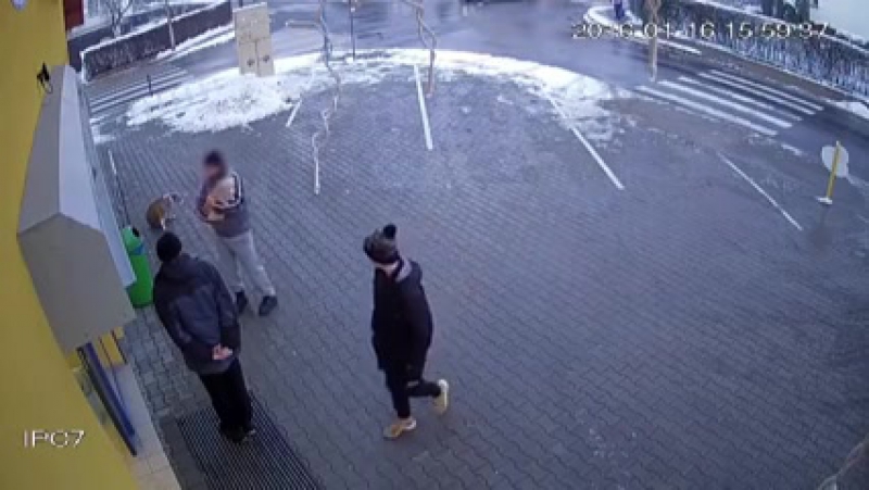 Посвящается хозяевам молодые, оставляющим своих питомцев привязанными "на минуточку" возле магазинов/аптек/банков