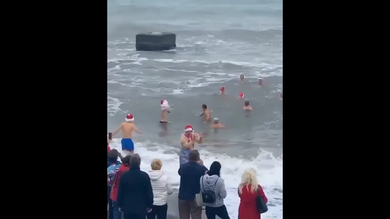 Голые деды морозы устроили массовый заплыв в чёрном море