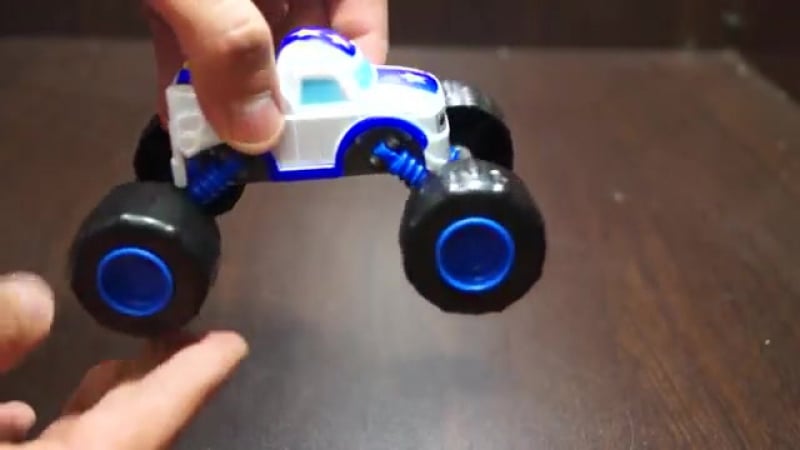 Смельчак машинка трансформер из мультсериала вспыш и чудо машинки