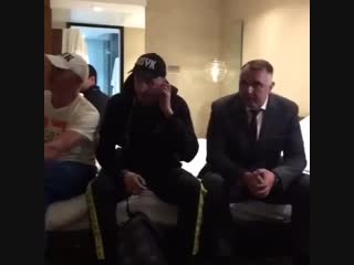 «с богом!» 🙏🏼 🇺🇦 ️ душевное видео из отеля александра усика перед выездом на бой 🙏🏼