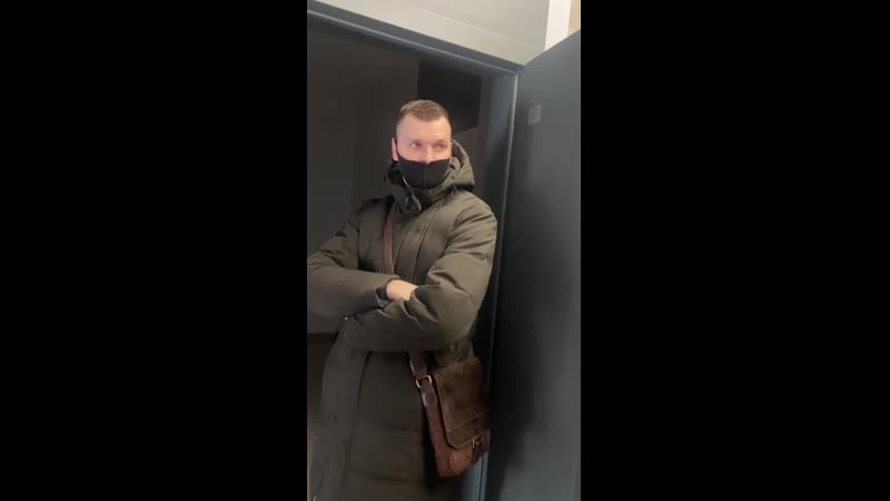 У жк «пирс» хочуць затрымаць уладальніка кватэры, які адмаўляецца здымаць сцяг з балкону