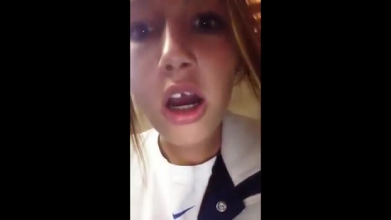 Неприятный момент девушка засняла на свою селфи камеру