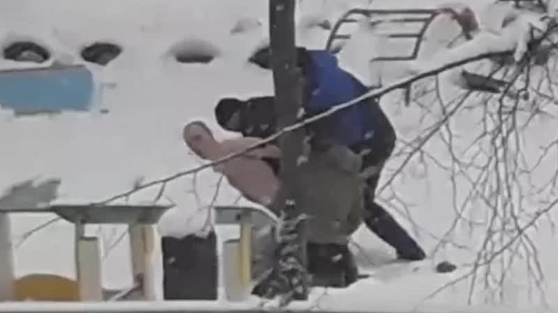 Извращенец в одних трусах проник в детсад real video