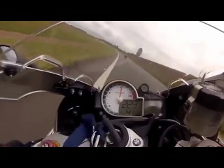 Сумасшедшая гонка bmw s1000 rr против honda cbr 1000 по оживленной трассе