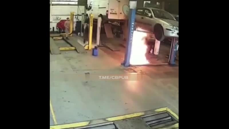 Сгорел автомобиль в автосервисе