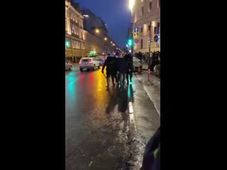 Пнул женщину