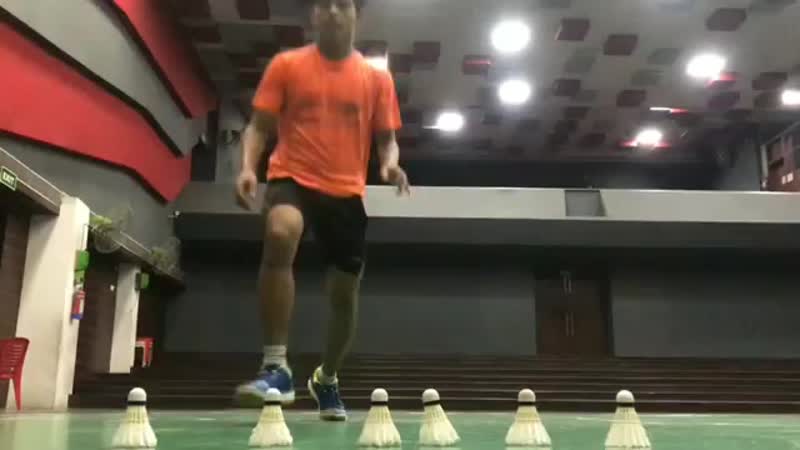 Тренироа бадминтон