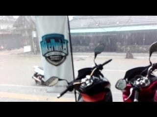 Улицу возле офиса байк пхукет затопило