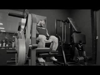 James hollingshead trains legs & biceps