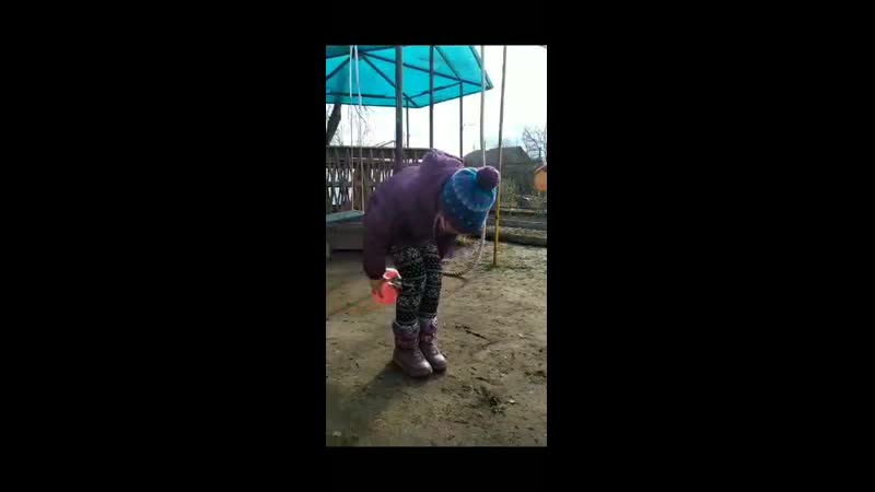 Тренироа на улице,с подручными материалами!!! выполнение самой маленькой баскетболистки)))